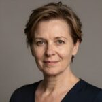 Профессиональный портрет уверенного бизнесмена на нейтральном фоне для сайта правового обслуживания стоматологий
